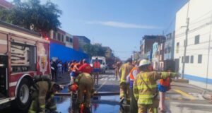 Incendio de proporciones consume taller mecánico en La Victoria