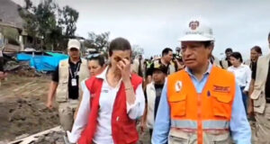 Lanzan arengas contra ministra Hania Pérez de Cuéllar: “Lárguense, solo vienen para la foto” Lanzan arengas contra ministra Hania Pérez de Cuéllar: “Lárguense, solo vienen para la foto”