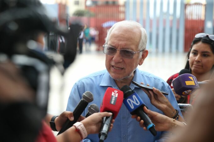 Ministro de Educación se disculpa por comparar a mujeres aimaras con animales