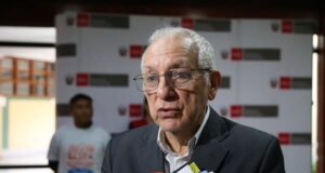 Ministro de Educación, Manuel Becerra comparó a mujeres aymaras con “animales” Ministro de Educación, Manuel Becerra comparó a mujeres aymaras con “animales”