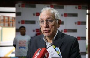 Ministro de Educación, Manuel Becerra comparó a mujeres aymaras con “animales” Ministro de Educación, Manuel Becerra comparó a mujeres aymaras con “animales”