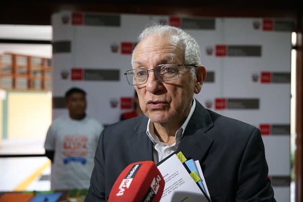 Ministro de Educación, Manuel Becerra comparó a mujeres aymaras con “animales”
