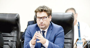 El Ejecutivo retira a Julián Palacín de la jefatura del INDECOPI El Ejecutivo retira a Julián Palacín de la jefatura del INDECOPI