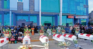 Multitudinaria despedida a soldados en Puno no contó con presencia del Gobierno Multitudinaria despedida a soldados en Puno no contó con presencia del Gobierno