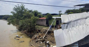 Desbordes provocados por lluvias arrasan con más de 30 viviendas en Lima Norte
