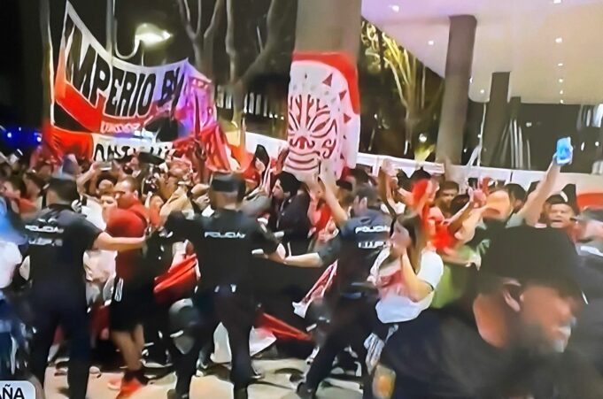 Policía Española agredió a jugadores de la Selección Peruana en puerta del hotel