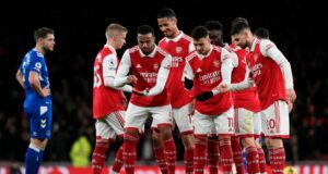 Líder Arsenal goleó al Everton por 4-0 y mantiene cinco de diferencia con el City