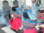 Separan a policías que dispararon bombas lacrimógenas a mujeres aimaras Separan a policías que dispararon bombas lacrimógenas a mujeres aimaras