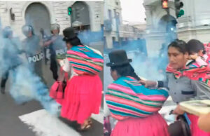Separan a policías que dispararon bombas lacrimógenas a mujeres aimaras Separan a policías que dispararon bombas lacrimógenas a mujeres aimaras