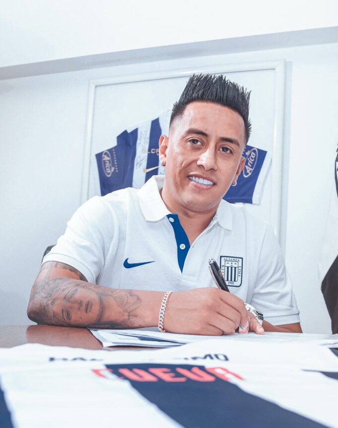 Cueva firmó su contrato por seis meses y ya pertenece a Alianza Lima