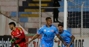 Garcilaso salvó empate ante Cristal (4-4) y sigue de líder en el Apertura