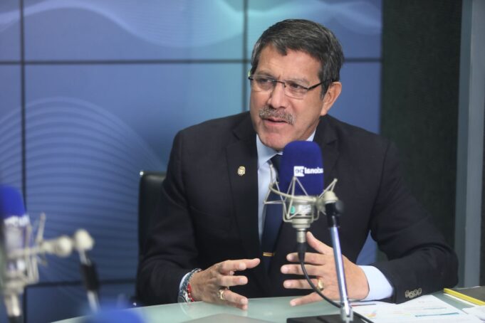 Ministro de Defensa: “Estamos limpiando las calles, no actuando con actitud represiva” Ministro de Defensa: “Estamos limpiando las calles, no actuando con actitud represiva”