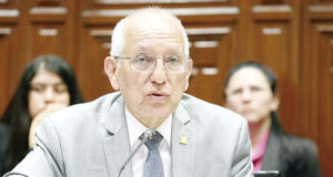 Por frases discriminatorias, denuncian penalmente al ministro de Educación Por frases discriminatorias, denuncian penalmente al ministro de Educación