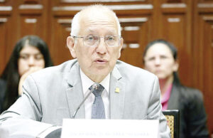 Por frases discriminatorias, denuncian penalmente al ministro de Educación Por frases discriminatorias, denuncian penalmente al ministro de Educación