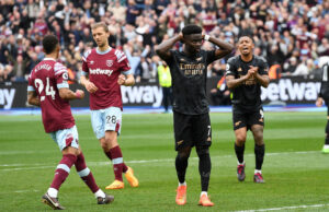 Arsenal solo empató con West Ham 2-2 y diferencia con el City es de solo cuatro puntos