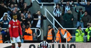 Newcastle superó al Manchester United 2-0 y le arrebató tercer lugar de la Premier