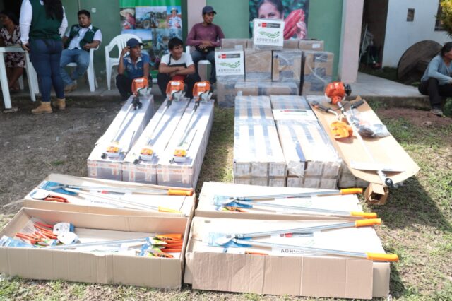 Ucayali: Midagri entrega moto furgoneta y herramientas agrícolas a organización cacaotera