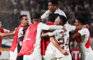 Universitario salvó un empate ante Goias (2-2) apelando a la «garra crema» en la Sudamericana
