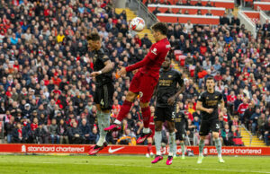 Liverpool le robó un punto al líder Arsenal (2-2) en un vibrante partido