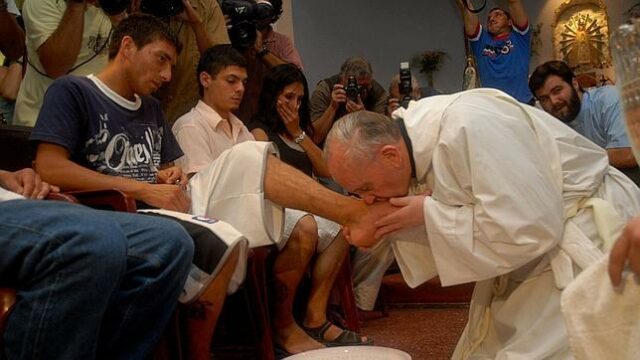 Semana Santa: papa Francisco lava los pies a 12 jóvenes reos [VIDEO]