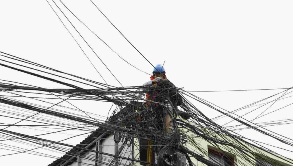 Surquillo: retiran casi 2000 metros lineales de cables aéreos en desuso