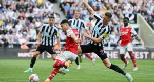 Arsenal venció al Newcastle 2-0 y pelea la Premier League con el City