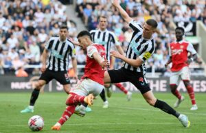Arsenal venció al Newcastle 2-0 y pelea la Premier League con el City