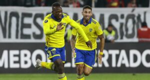 Golazo de Advincula en triunfo de Boca Juniors sobre Colo Colo 2-0 en Santiago