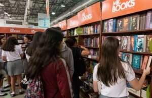 Instalan La Primera Biblioteca de Escritores Peruanos en vecino país de Ecuador