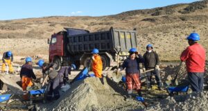 Sierra Azúl: mamitas reciben su día chambeando en actividades de siembra y cosecha de agua