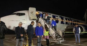 Avión con migrantes varados en frontera chilena-peruana despega hacia Venezuela