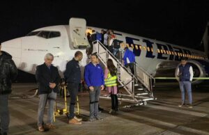 Avión con migrantes varados en frontera chilena-peruana despega hacia Venezuela