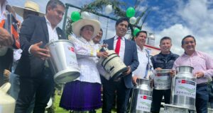 Midagri entregó 2 camiones y herramientas a dos organizaciones ganaderas en Cajamarca