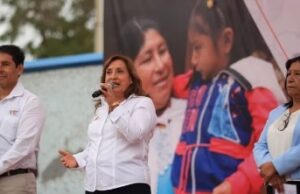 Dina Boluarte: mamitas de Vaso de Leche reciben “un pan y una manzana” en agasajo por el Día de la Madre