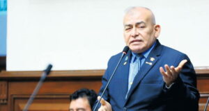 Denuncian que José Arriola recortó el sueldo de sus trabajadores para hacer labor social