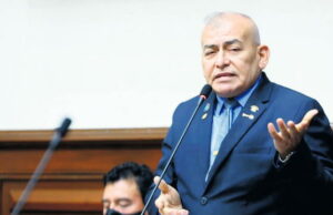 Denuncian que José Arriola recortó el sueldo de sus trabajadores para hacer labor social