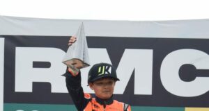 Piloto Peruano Joaquín Kishimoto en el podio de los triunfadores