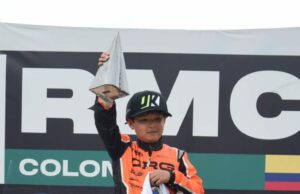 Piloto Peruano Joaquín Kishimoto en el podio de los triunfadores