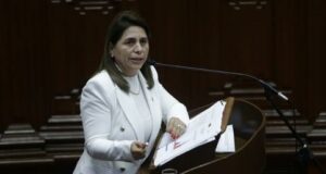 Acorralada por críticas, Rosa Gutiérrez renuncia al cargo de ministra de Salud