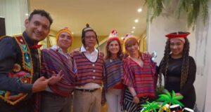 ‘Carlos Loli y Orquesta’: la rompe en el escenario y se han convertido en la agrupación de moda de fiestas temáticas (VIDEO)