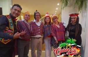 ‘Carlos Loli y Orquesta’: la rompe en el escenario y se han convertido en la agrupación de moda de fiestas temáticas (VIDEO)