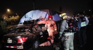Surco: dos muertos y un herido dejó choque de taxi y un camión en Panamericana Sur