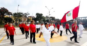 Adultos Mayores festejan con desfile simbólico, las fiestas patrias en hospital Negreiros de Essalud