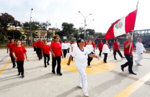 Adultos Mayores festejan con desfile simbólico, las fiestas patrias en hospital Negreiros de Essalud