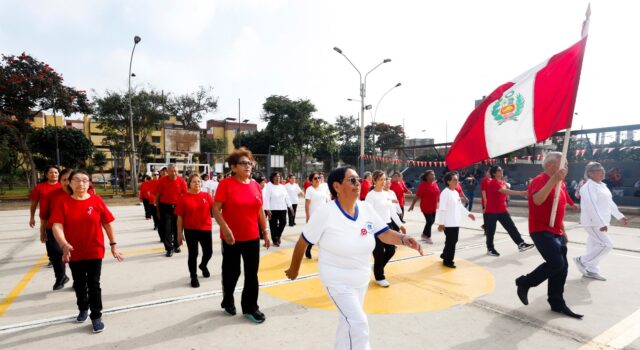 Adultos Mayores festejan con desfile simbólico, las fiestas patrias en hospital Negreiros de Essalud