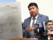 Alex Flores, Jaime Quito y Alfredo Pariona renuncian a la bancada de Perú Libre
