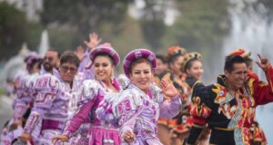¡Vive la Magia del Folclore Peruano con el impresionante pasacalle de caporales en el Circuito Mágico del Agua!
