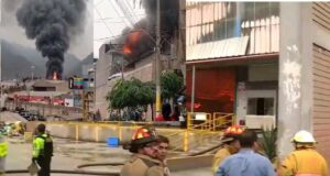 San Juan de Lurigancho: dantesco incendio consume fábrica de textiles Pioner