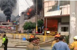 San Juan de Lurigancho: dantesco incendio consume fábrica de textiles Pioner