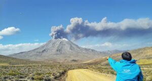 Volcán Ubinas emite de manera continua gases nocivos y partículas de ceniza a localidades adyacentes